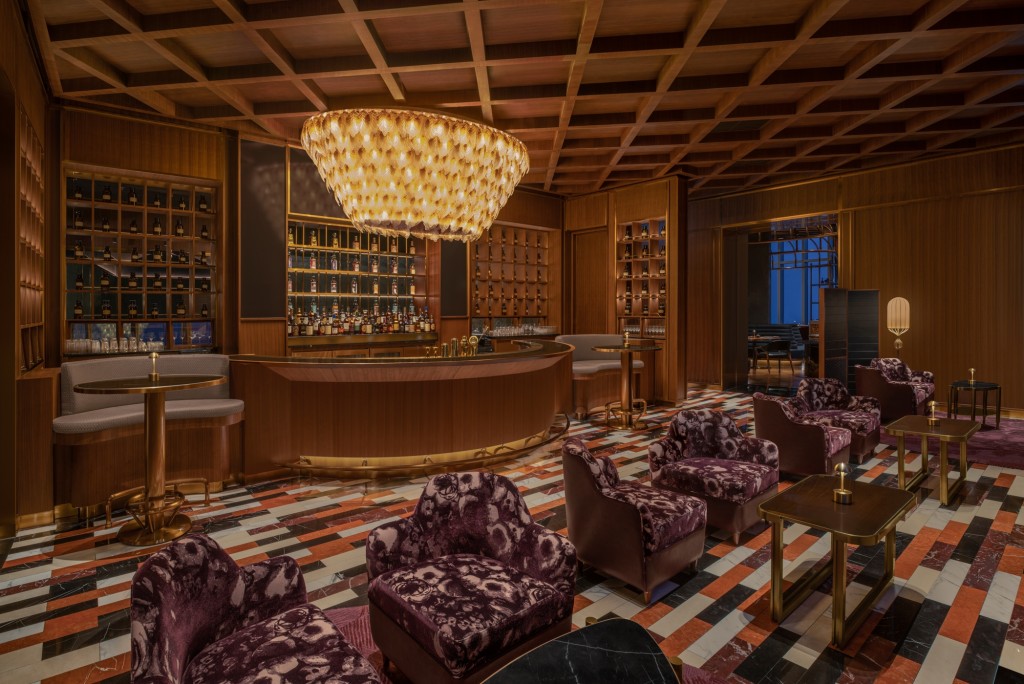 酒店40楼的特色酒吧Blind Tiger可俯瞰城市天际线。酒吧提供一系列的烈酒，以及来自日本及苏格兰的限定威士忌。