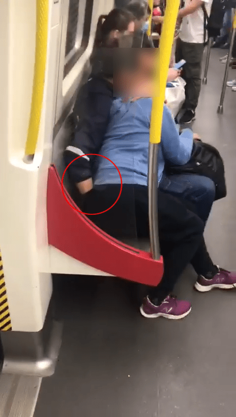 2020年初，一名戴口罩伯伯，在港鐵座位公然將手伸入女伴的褲內狂摸。