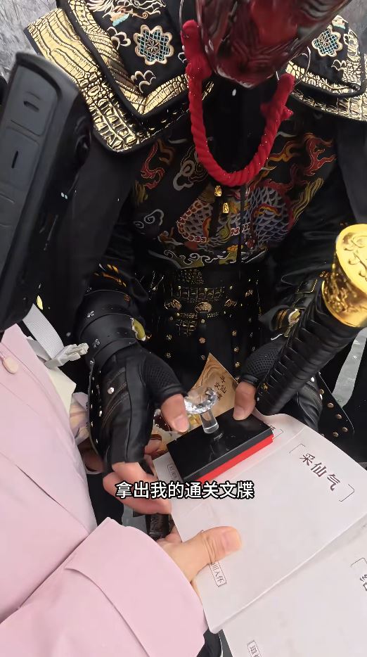 洛陽老君山的錦衣衛陪爬服務，讓「公主」輕鬆開心上山。小紅書＠辣椒愛吃靜靜