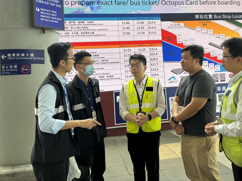 港口衞生科人員向香港機場管理局及其承辦商人員建議加強防控蚊患措施。政府新聞網圖片