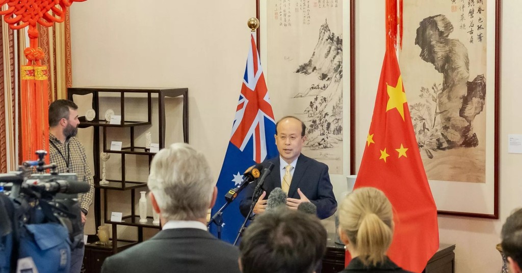 中国驻澳洲大使肖千与澳洲签署移交文件。央视