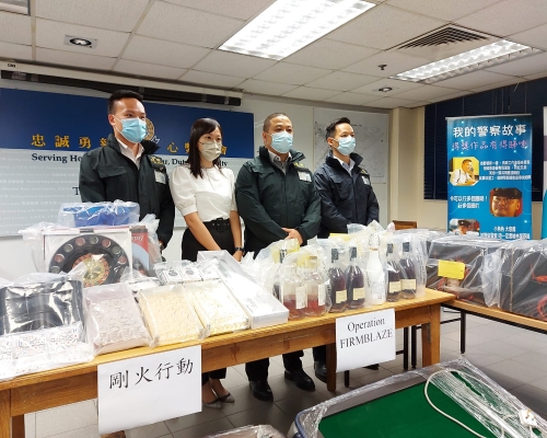 警方展示檢獲涉案的酒精飲品及器材。