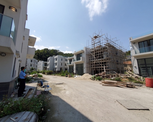 施工住宅有一名男工人意外受伤。