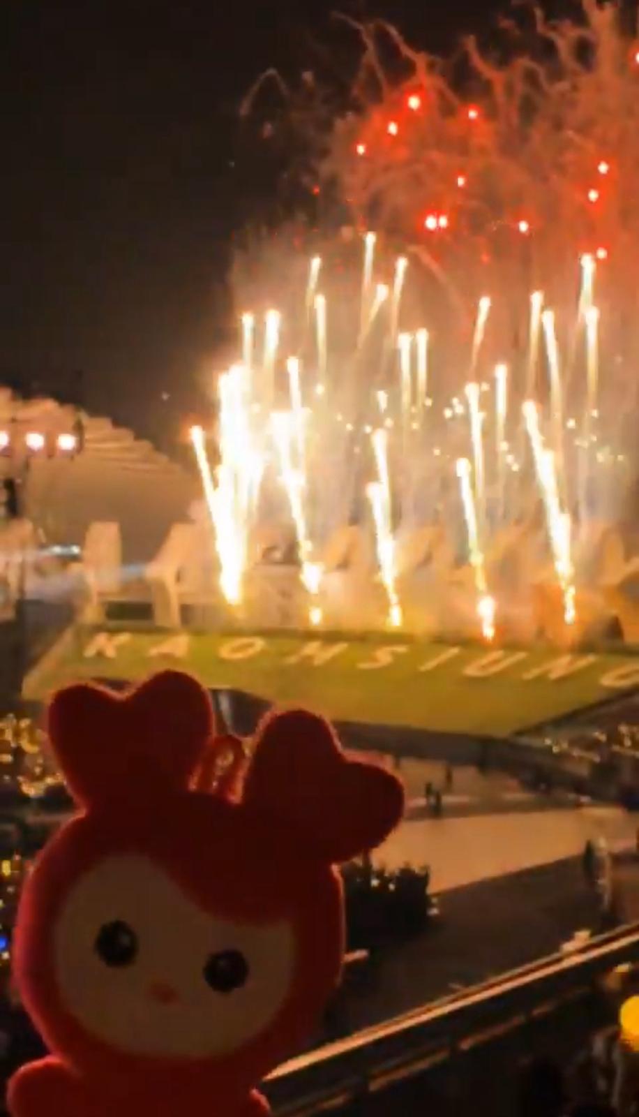 TWICE的高雄巡唱,設有360度舞台外,又大放煙花。 TWICE的高雄巡唱,設有360度舞台外,又大放煙花。