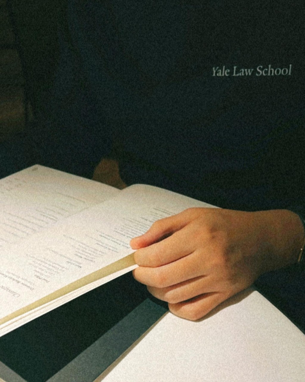 该名男子名为Jacob Chan，其中一张相可见穿了印有「Yale Law School」，莫非毕业于耶鲁法学院？