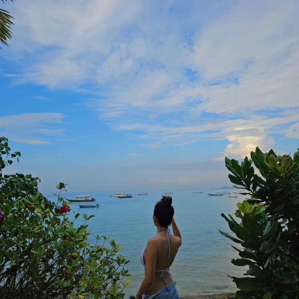 林沚羿側身擺出嫵媚 Pose。