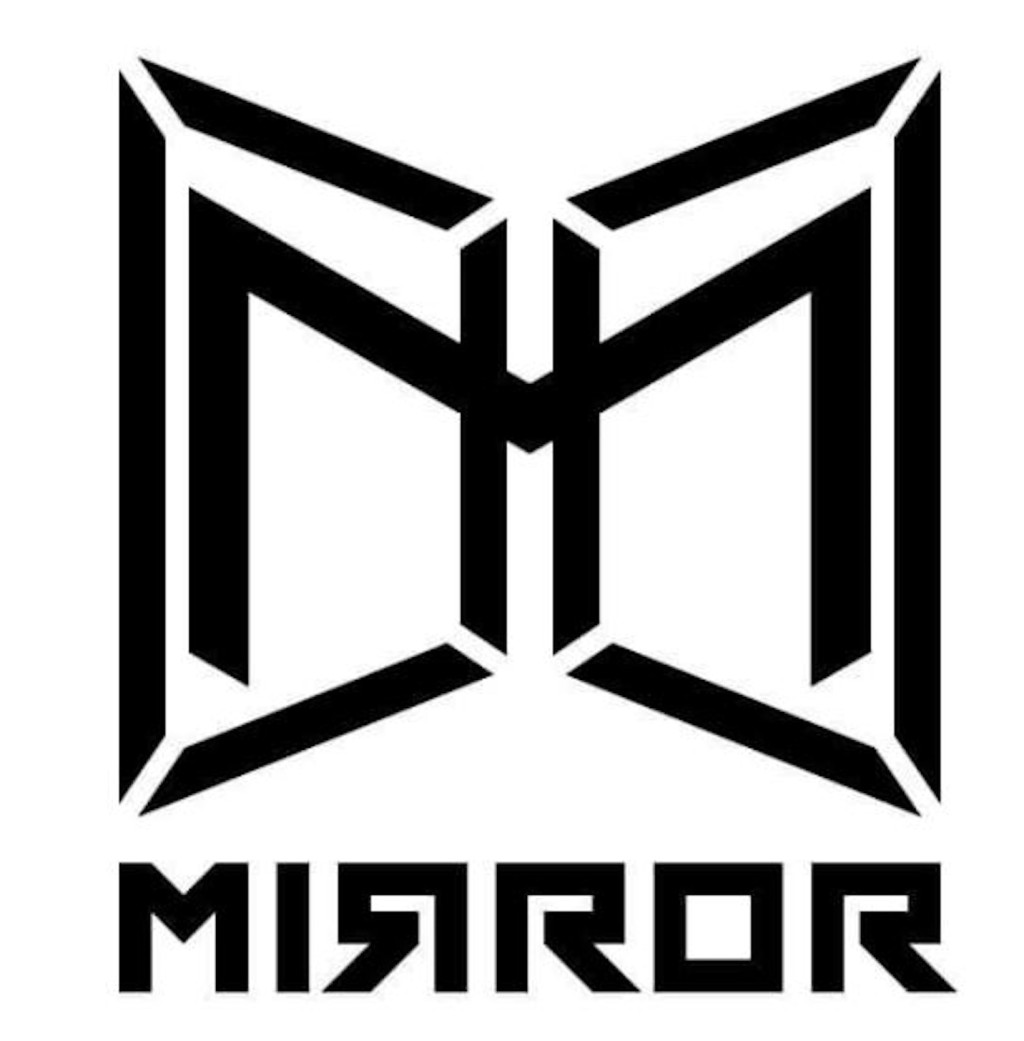 吳業坤日前貼出一張自動門的照片，卻因標誌似MIRROR logo而躺着也中槍。