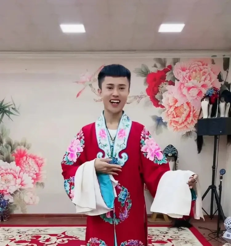 羅大美以反串演出擁有大量粉絲，開始直播帶貨後致富。