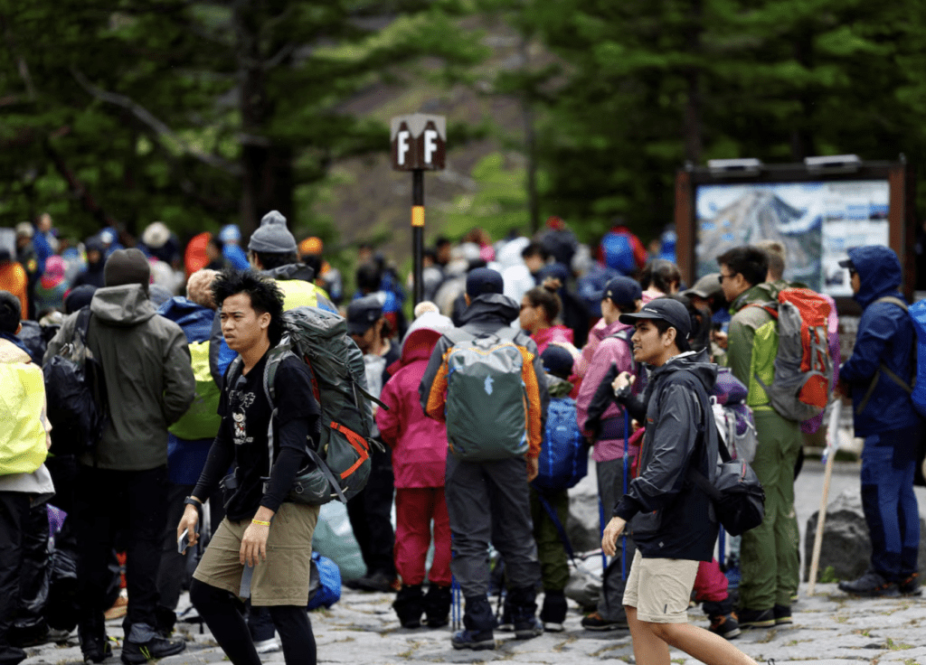 一名台灣婦人在颱風「珊珊」來襲日本時，仍堅持登富士山並跌傷腳，要救援人員上山救援，引起網民不滿。路透社資料圖片