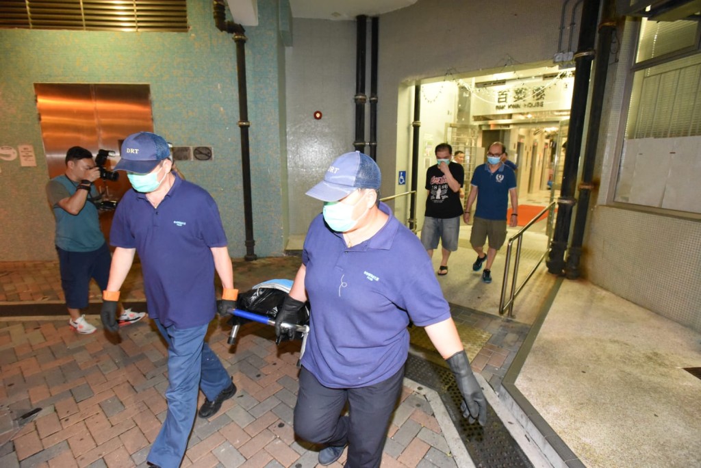 仵工舁走死者遺體。