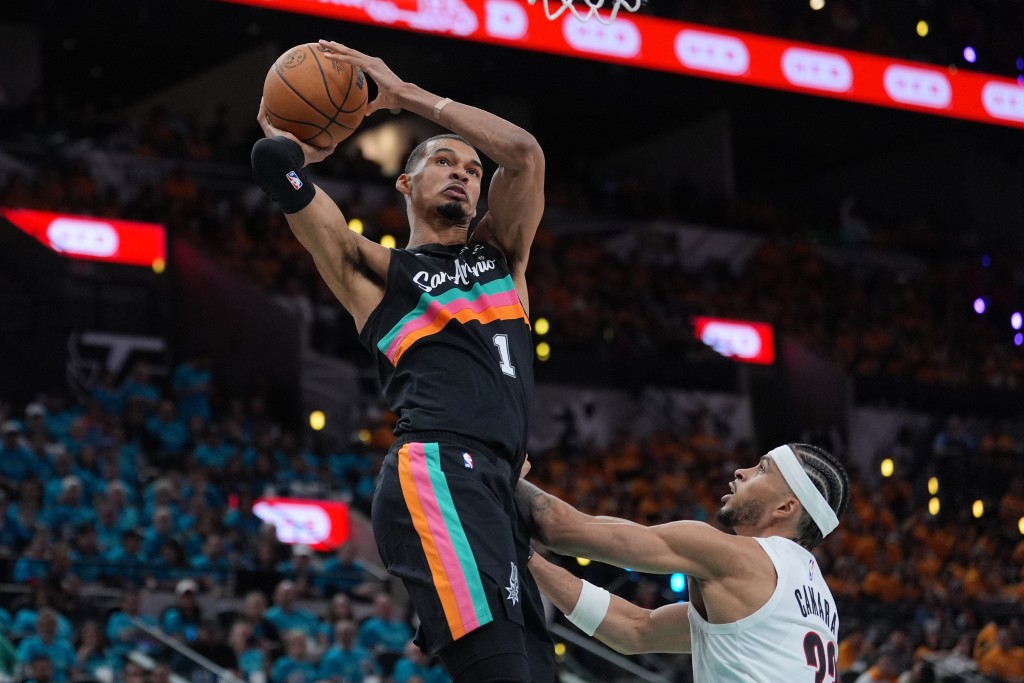 云班耶马成最年轻最佳防守球员。美联社