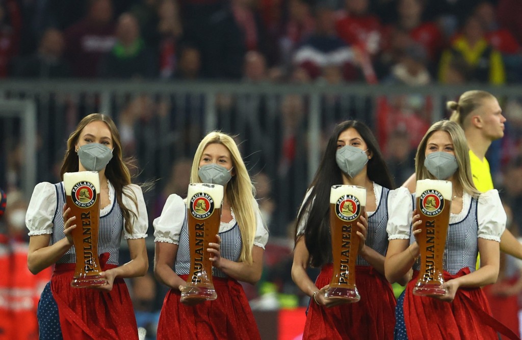 美女捧起啤酒，讓拜仁球員慶祝。 Reuters