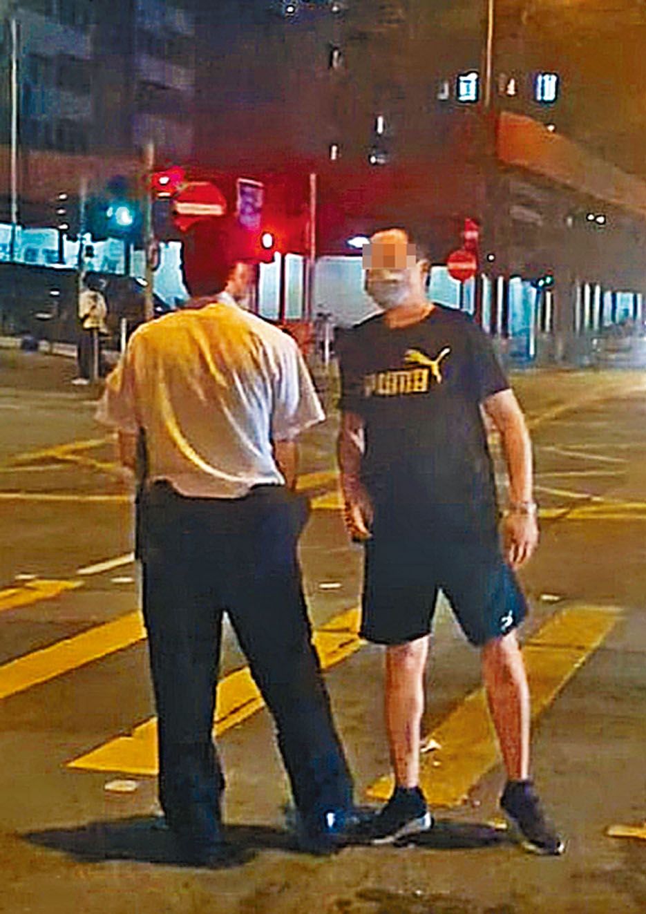 食环署职员被菜档店员以粗言辱骂及用胸口顶撞出马路。