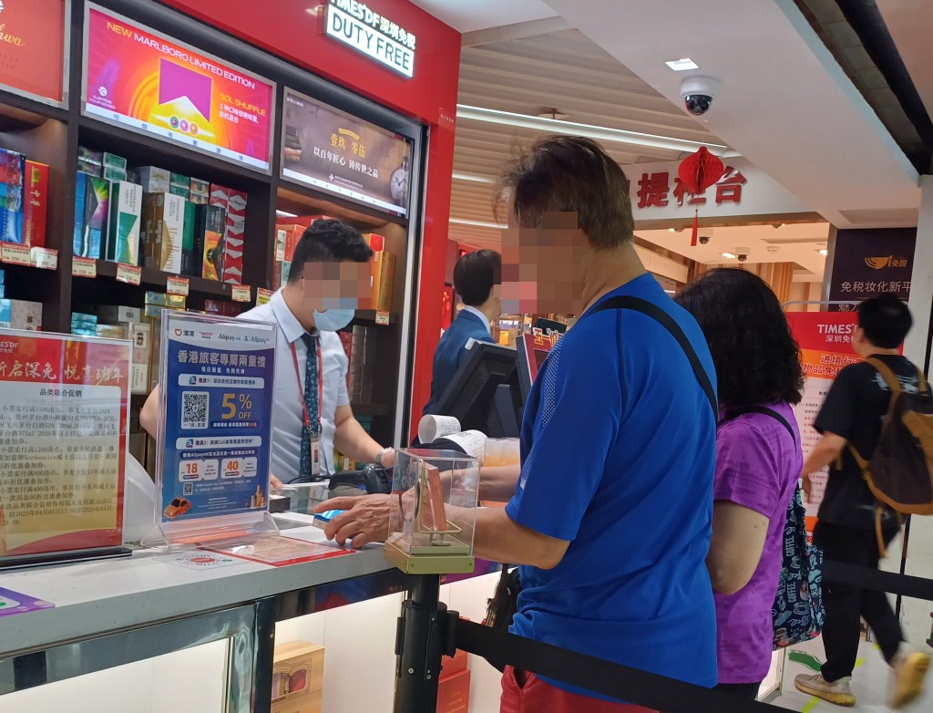 深圳口岸的免稅店近期開始引入新系統,15日內多次入境人士只能購買2包煙、5支雪茄或40克煙絲。 深圳口岸的免稅店近期開始引入新系統,15日內多次入境人士只能購買2包煙、5支雪茄或40克煙絲。