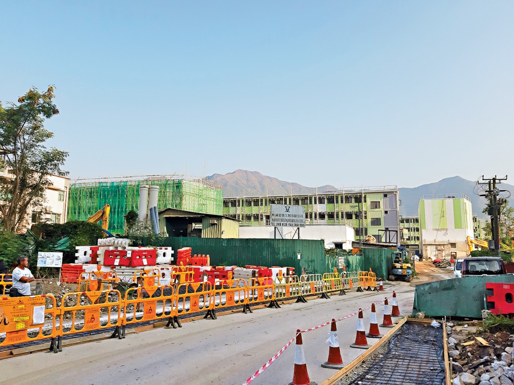 大埔過渡性房屋項目「樂善村」快將落成入伙，有居民擔心汀角路的交通負荷過重。
