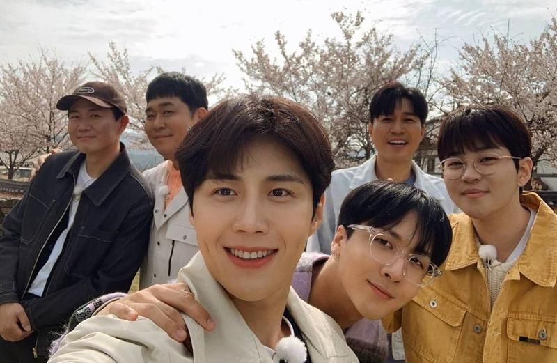 《兩天一夜》六位主持感情要好，惜金宣虎（左三）因私事影響已退出節目。