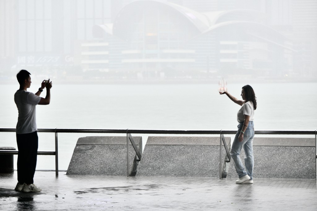 有市民到碼頭拍照。盧江球攝