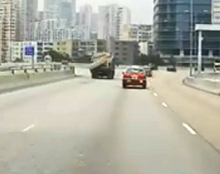 觀塘繞道有梳化從貨車上跌落公路。KiT Li影片截圖