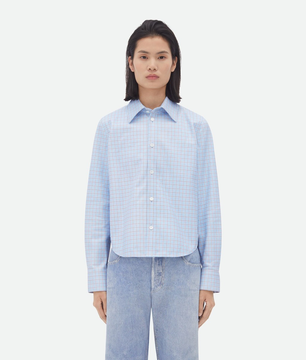 郭晶晶身上的Bottega Veneta浅蓝色格仔恤衫价值45,000港元。（Bottega Veneta官网图片）