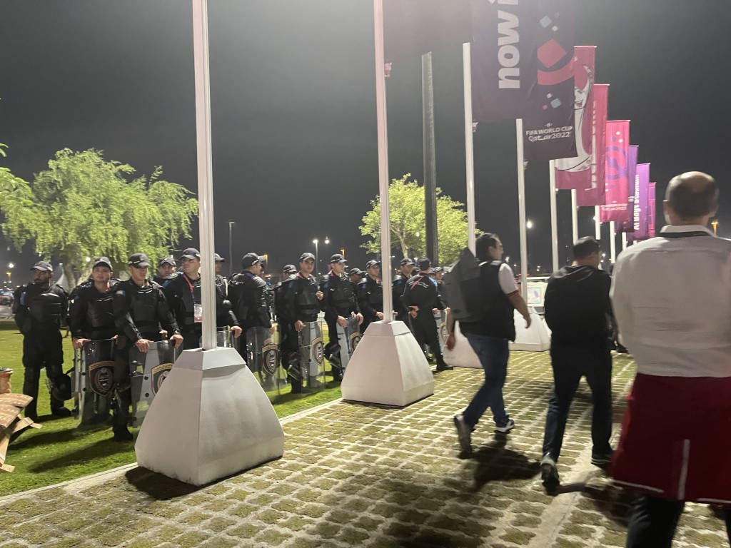 球场外有卡塔尔警察维持秩序。