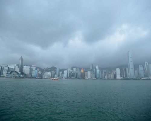 今早各區普遍錄得超過10毫米雨量,而氣溫較昨日低兩至三度。