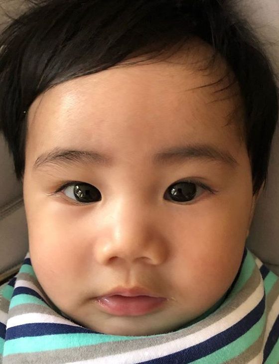 「小谷沐」眼气碌碌好得意。张震岳ig