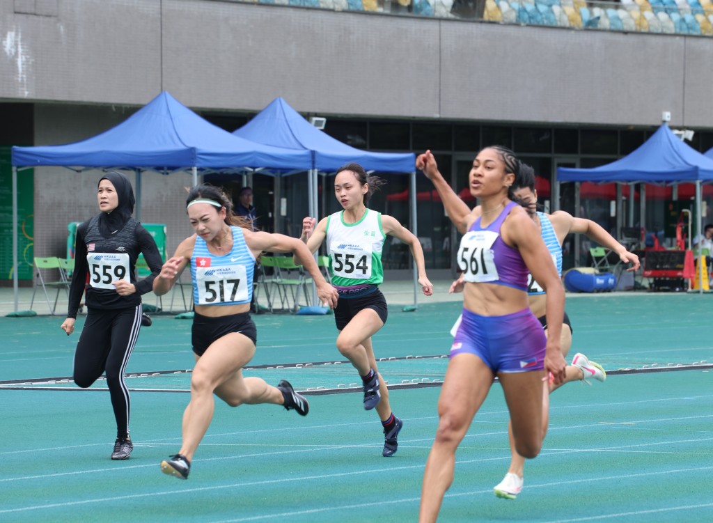 陳佩琦（左二）在女子100米決賽跑出SB，右一是冠軍、來自菲律賓的Kristina。