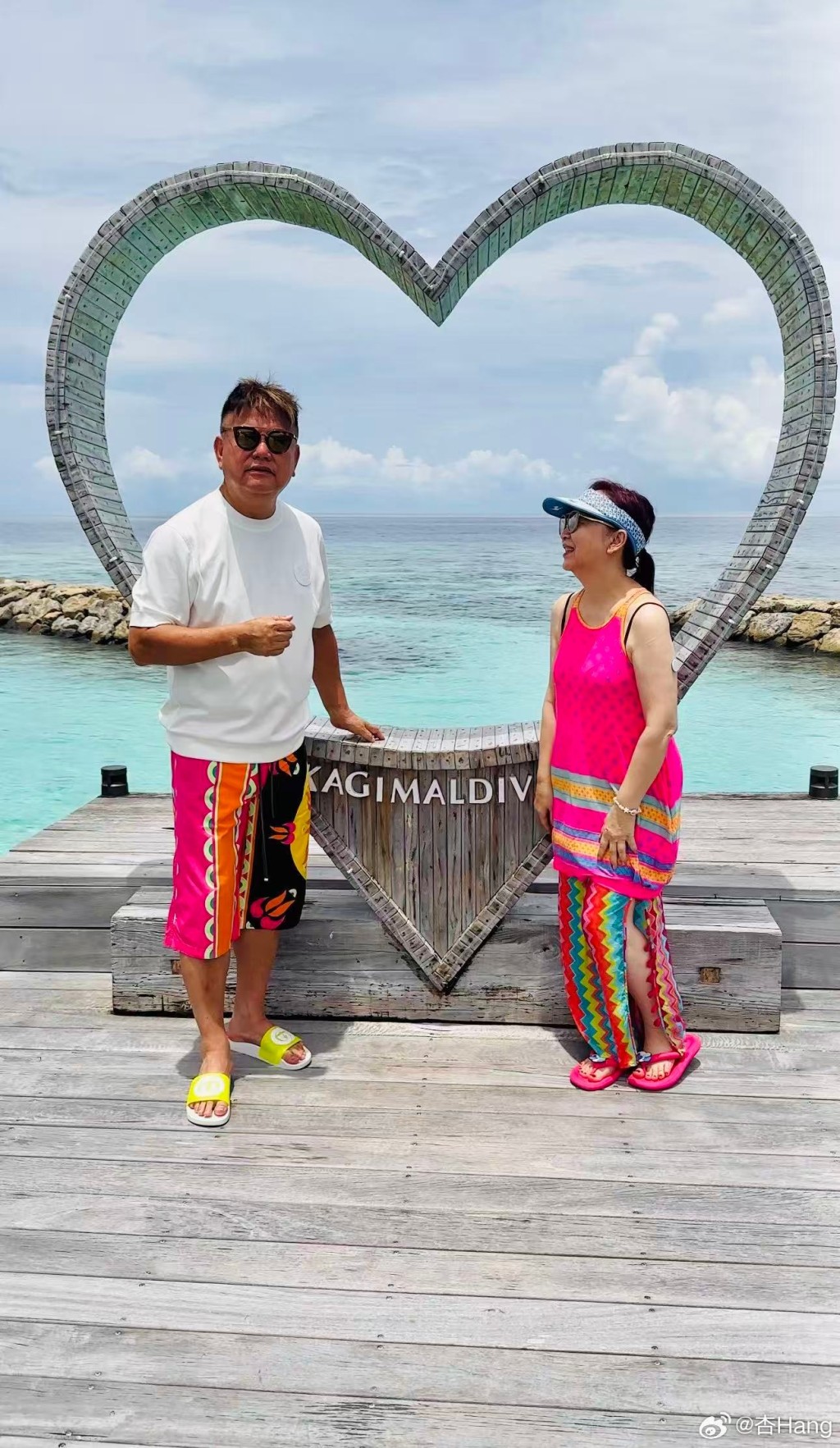 陳百祥與黃杏秀在巨型心形地標前合影,相中的黃杏秀圓潤富態,流露滿滿「幸福肥」。 陳百祥與黃杏秀在巨型心形地標前合影,相中的黃杏秀圓潤富態,流露滿滿「幸福肥」。