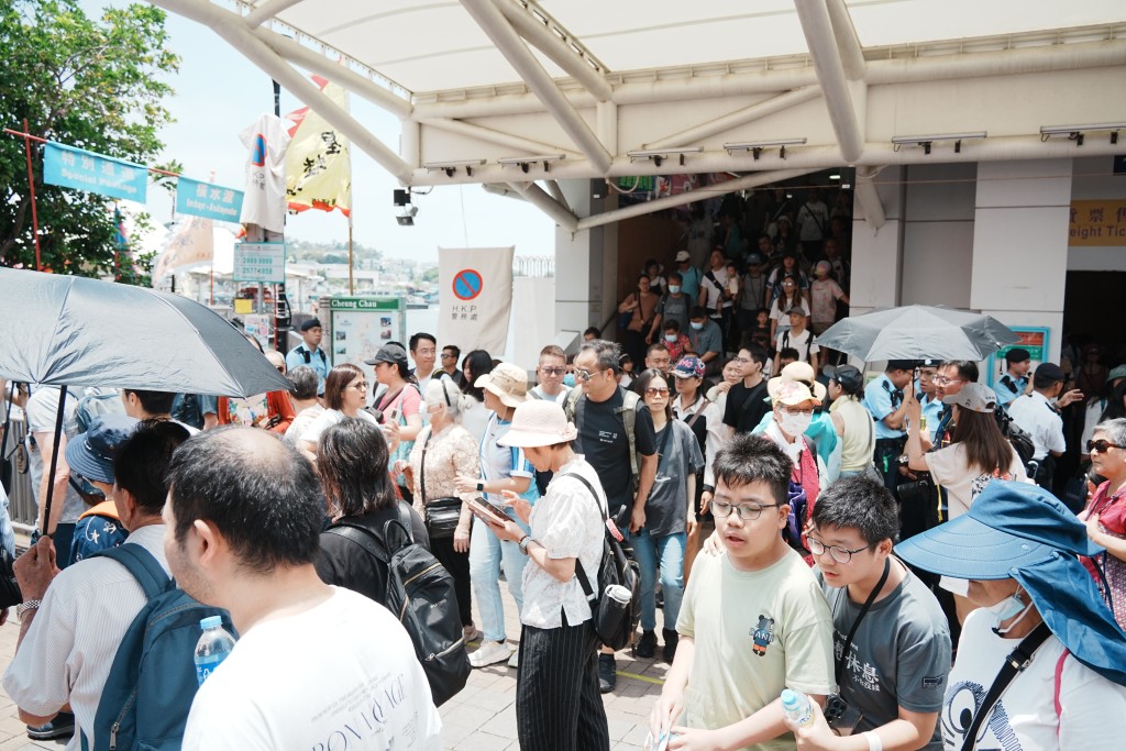 大量市民及遊客進入長洲。 大量市民及遊客進入長洲。