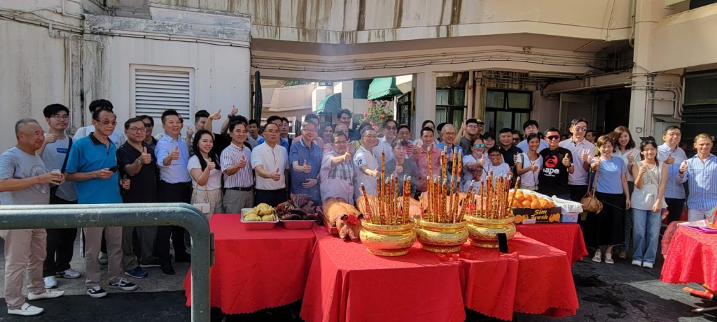 其中上届冠军练马师吕健威，今午举行马房季前拜神仪式，多位马主出席。