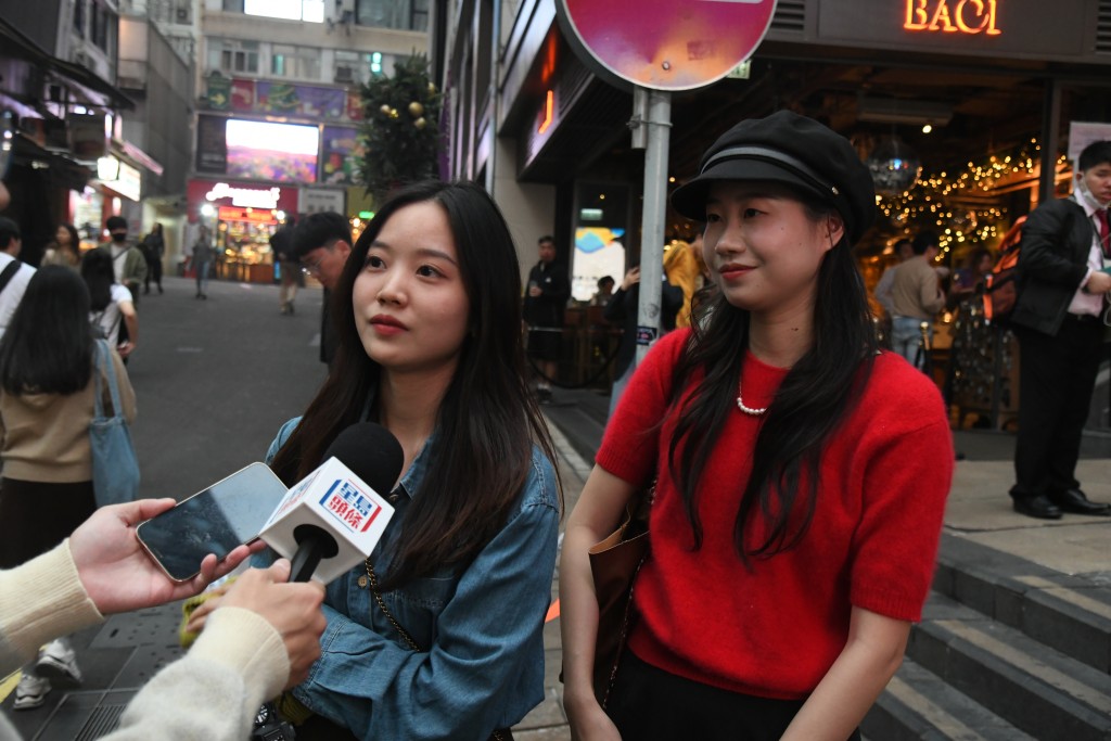 深圳游客梁小姐(左)希望新一年能「发财」。何健勇摄