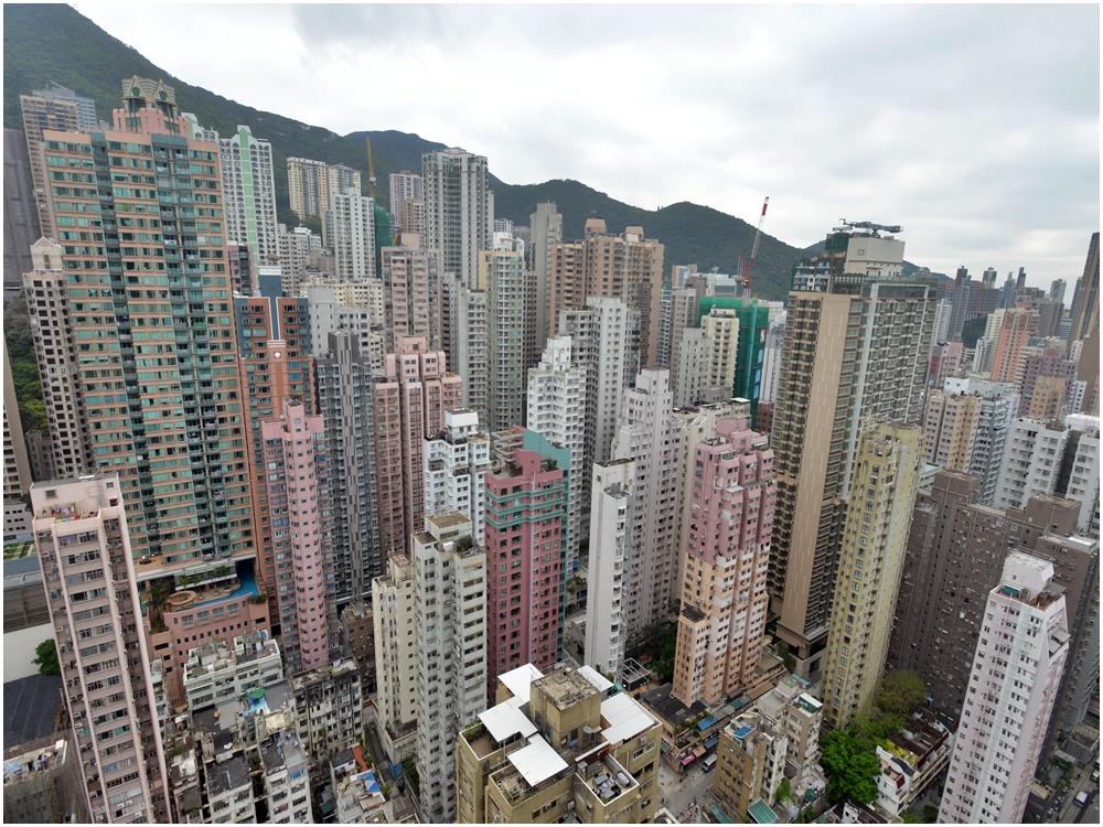他指壓力大、空間擠迫,故要先解決工作環境及住屋的問題。 他指壓力大、空間擠迫,故要先解決工作環境及住屋的問題。
