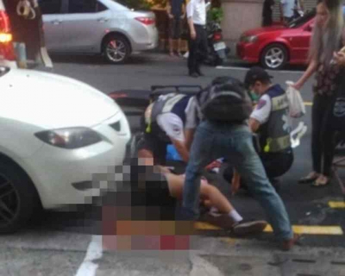 15歲女生被狂斬25刀後倒地待救。網圖