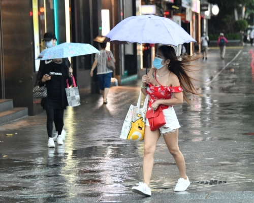 天文台預料本港地區今日大致多雲，間中有驟雨。資料圖片