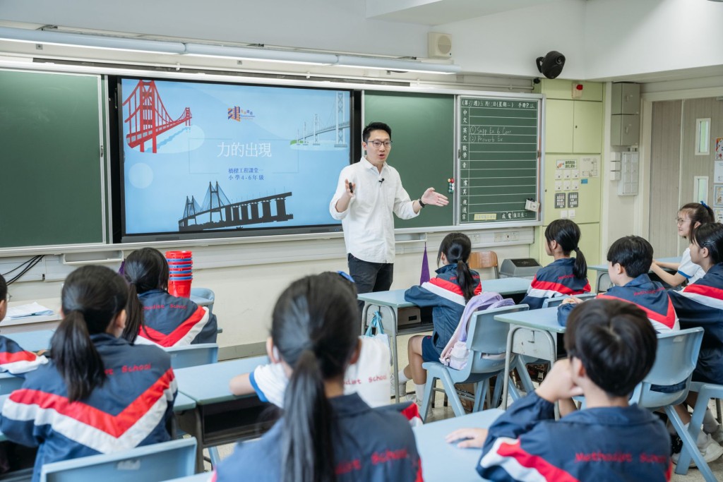 教師利用教與學材料中提供的實例教授學生力學。甯漢豪網誌圖片