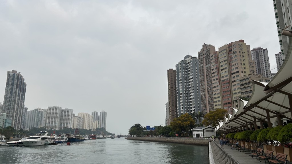 本港今日稍後驟雨增多，局部地區更有狂風雷暴。蔡楚輝攝