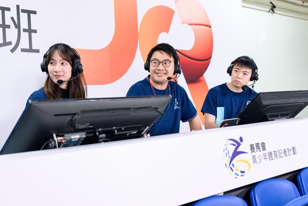 梁榮海（右）跟其他學員在評述比賽前接受導師講解。公關提供