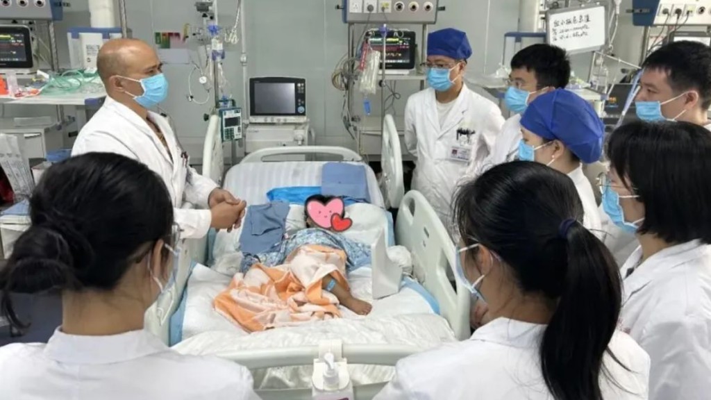 3歲女童被眼鏡王蛇咬傷全身癱瘓，「假死」3天奇跡生還。《大河報》