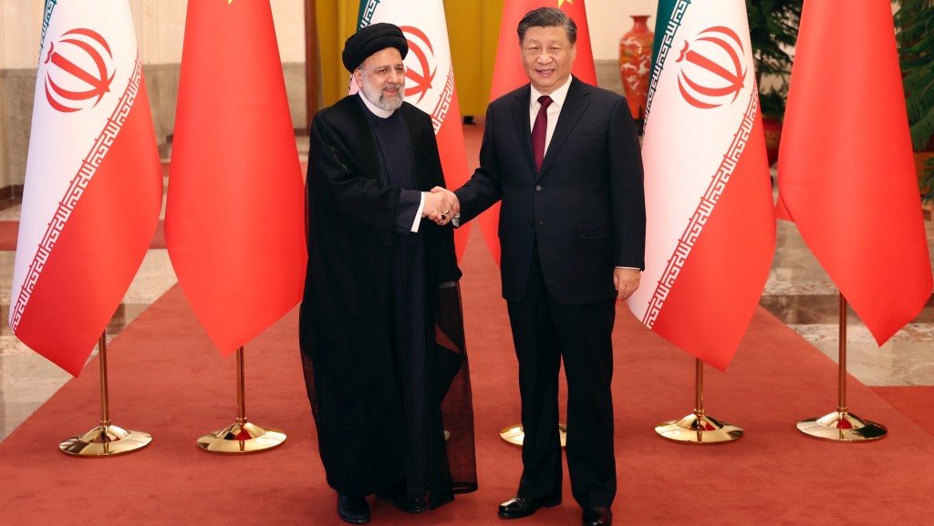 2023年2月14日，國家主席習近平在北京人民大會堂接待伊朗總統萊希。 中新社