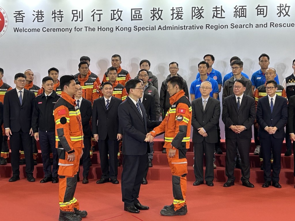 前赴緬甸開展地震救援的中國救援隊、中國國際救援隊及中國香港特區救援隊圓滿完成在緬甸地震災區12天的國際救援任務,成功拯救9名幸存者,特區政府為隊員舉行迎接儀式。 前赴緬甸開展地震救援的中國救援隊、中國國際救援隊及中國香港特區救援隊圓滿完成在緬甸地震災區12天的國際救援任務,成功拯救9名幸存者,特區政府為隊員舉行迎接儀式。