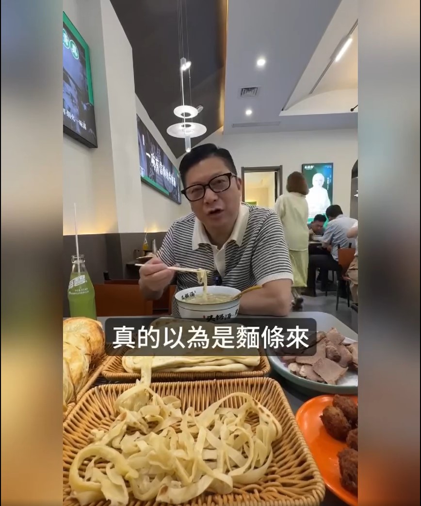 鄧炳強指牛肉湯很清甜，應放了很多牛骨去煲。鄧炳強FB影片截圖