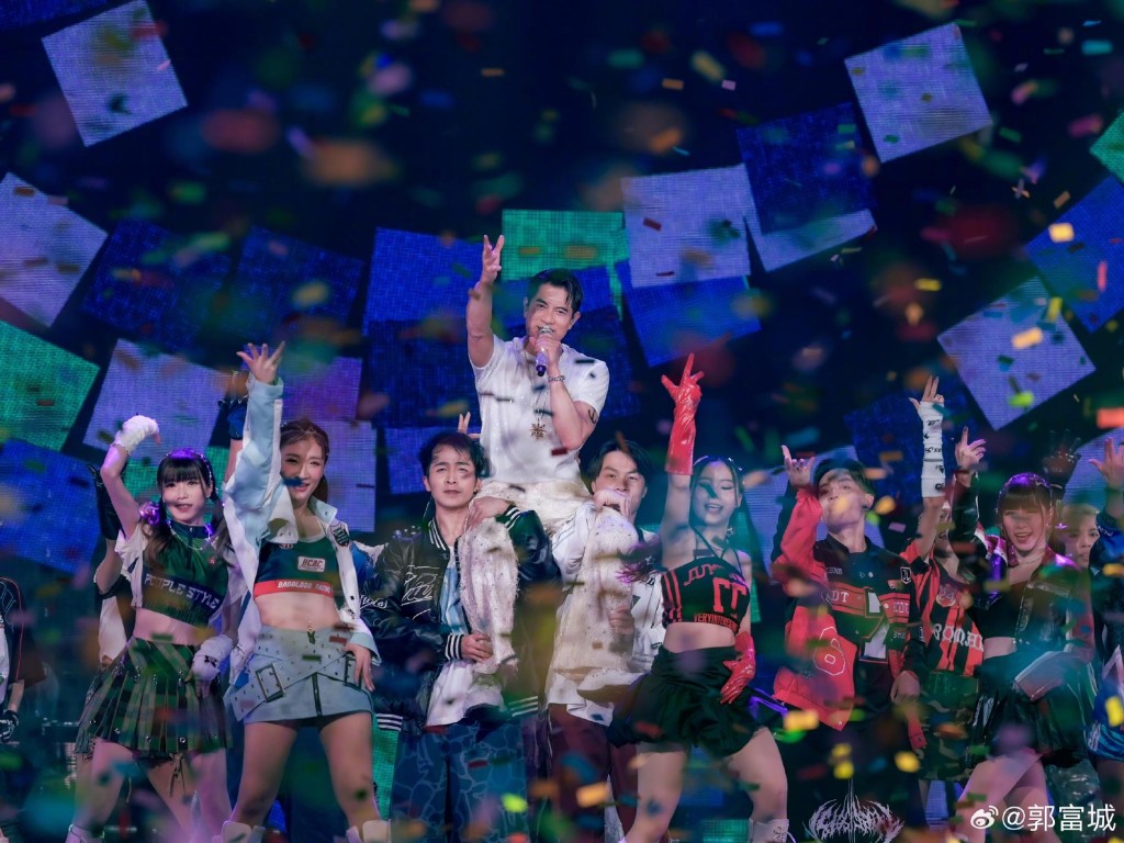 他更留言表示「圓滿完成兩場《ICONIC Tour》高雄站。。。非常享受這兩個晚上。」 他更留言表示「圓滿完成兩場《ICONIC Tour》高雄站。。。非常享受這兩個晚上。」