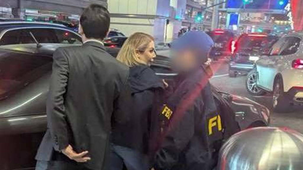 馬菲（中）在機場被捕。@USAttyEssayli / X