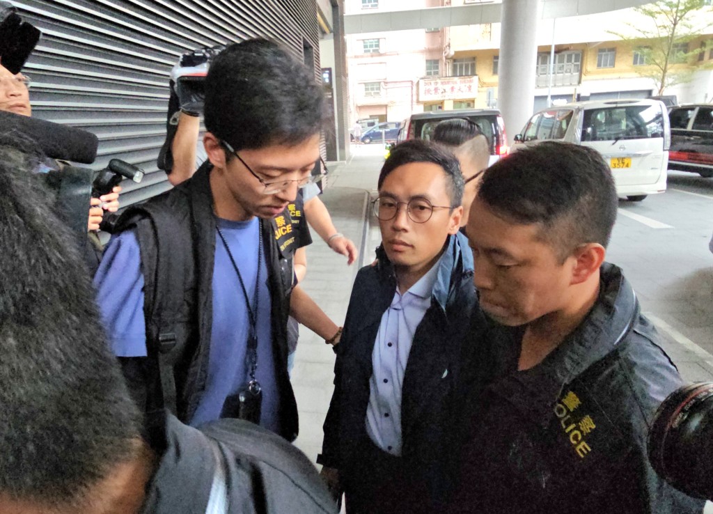 警方将被捕的4名男子带到宏利广场搜证，当中包括赵柱帮。