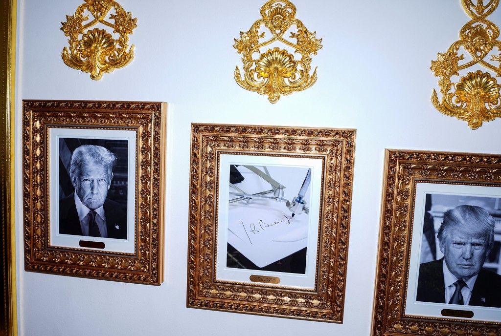 白宮的拜登肖像以自動筆照片取代。美聯社