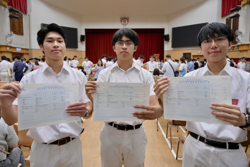 皇仁書院：左 - 狀元 唐明德、中 - 超級狀元 吳家穎、右 - 狀元 趙汝謙