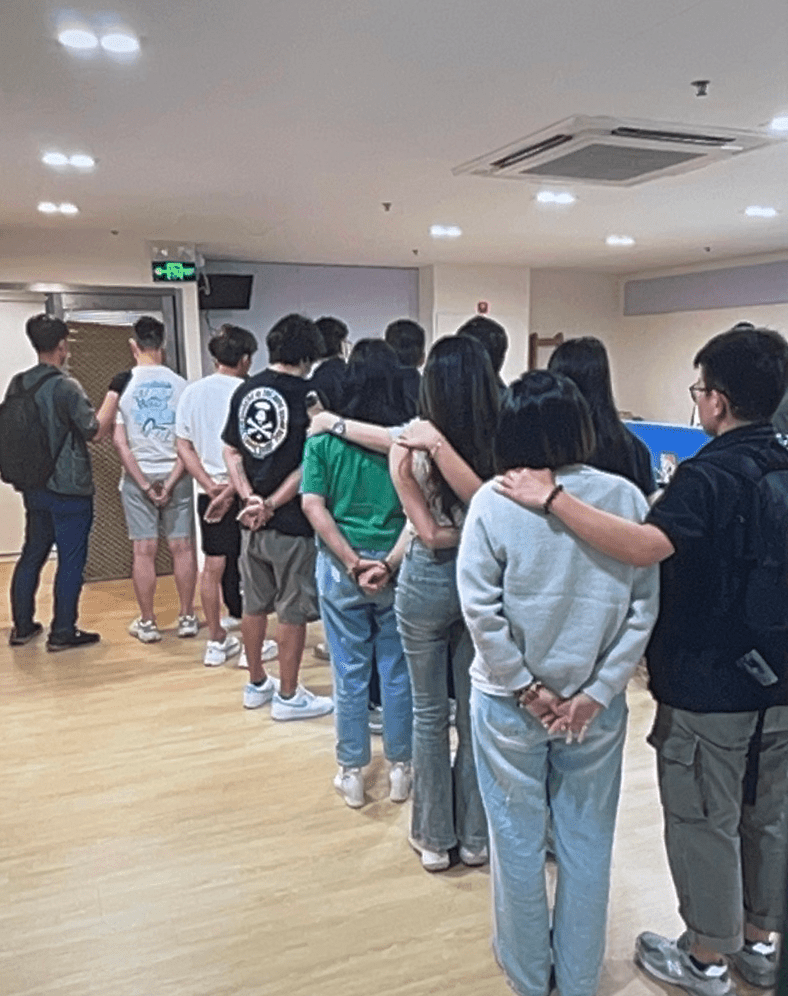行動中,警方在高利貸集團的行動中心拘捕10名男女。 行動中,警方在高利貸集團的行動中心拘捕10名男女。