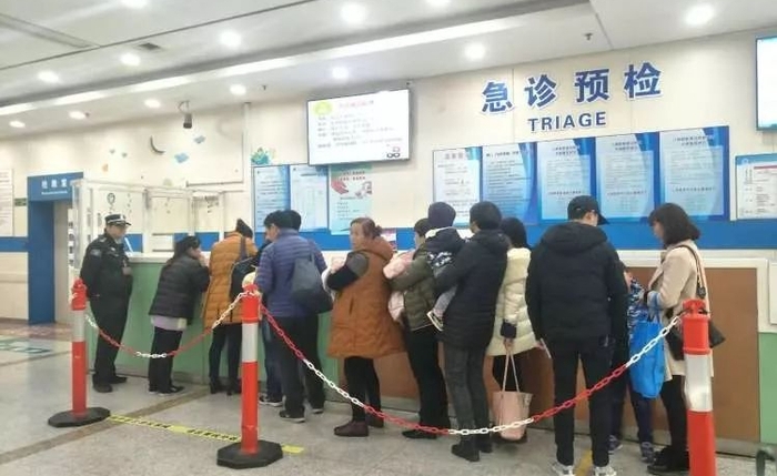 呼吸道合胞病毒爆發季節,醫院都擠滿兒童及家長。 新聞晨報資料圖 呼吸道合胞病毒爆發季節,醫院都擠滿兒童及家長。 新聞晨報資料圖