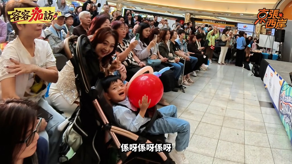 鄭俊弘在當地表演,兒子與其他親友都有到場支持。 鄭俊弘在當地表演,兒子與其他親友都有到場支持。