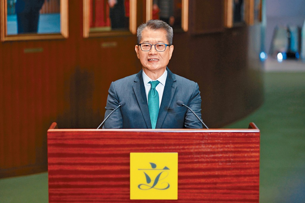 陳茂波表示，政府須小心考慮推展大型項目安排和財務方案，確保有足夠的空間及韌性，應對未能預見的外圍衝擊。